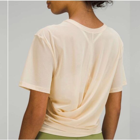Lululemon Lightweight Mesh Reversible Yoga T-Shirt
Prosecco Small - Picture 2 of 7